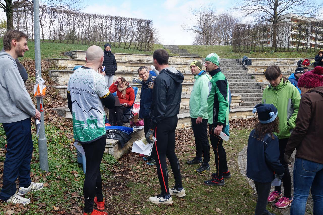 Orientierungsläufer im Amphitheater des Stadtparks Unterschleißheim Orientierungsläufer im Amphitheater des Stadtparks Unterschleißheim