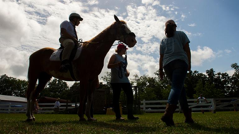 Samuel Munoz mit Pferd beim Pegasus Riding Academy Special Olympics State Invitational Horse Show in Savannah
