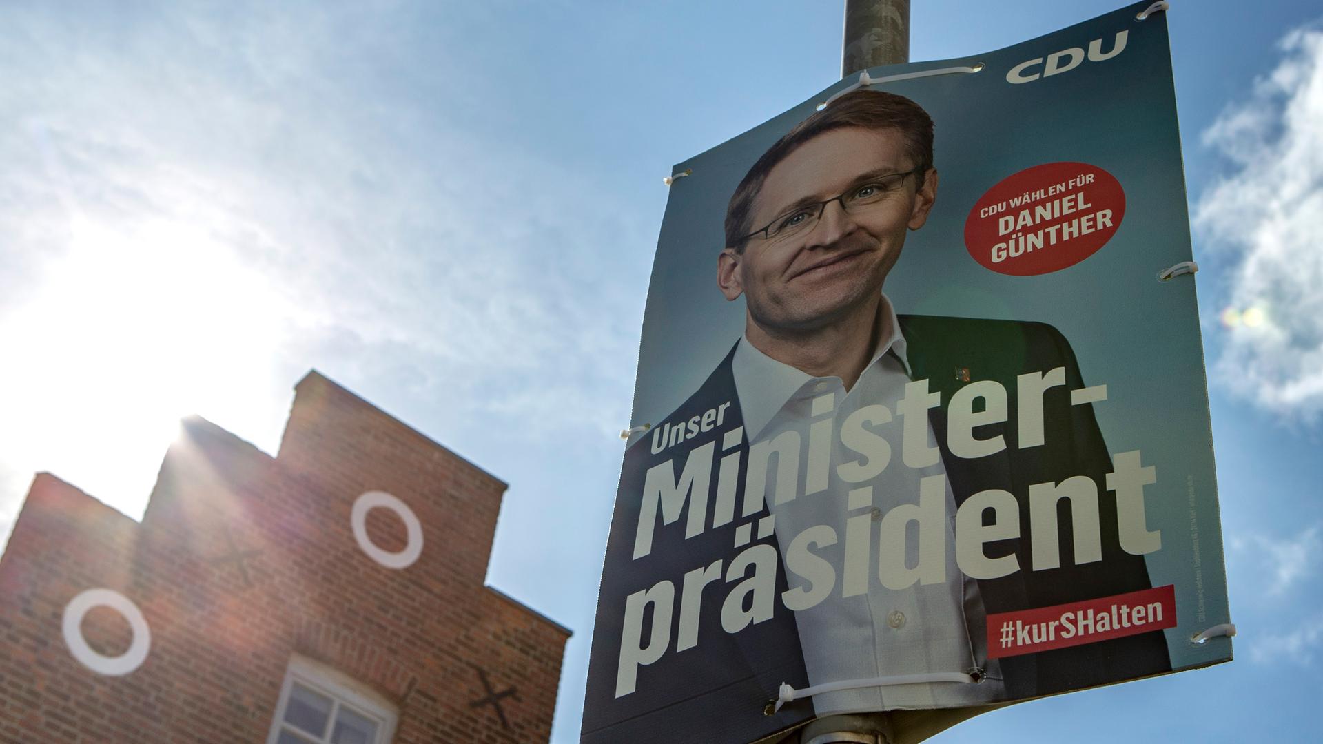 Wahlplakate zur Landtagswahl am 8. Mai 2022 sind in Lübeck-Travemünde (Schleswig Holstein). Zu sehen: Daniel Günther (CDU) mit dem Schriftzug "Unser Ministerpräsident" Wahlplakate zur Landtagswahl am 8. Mai 2022 sind in Lübeck-Travemünde (Schleswig Holstein). Zu sehen: Daniel Günther (CDU) mit dem Schriftzug "Unser Ministerpräsident"