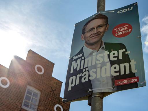 Wahlplakate zur Landtagswahl am 8. Mai 2022 sind in Lübeck-Travemünde (Schleswig Holstein). Zu sehen: Daniel Günther (CDU) mit dem Schriftzug "Unser Ministerpräsident"