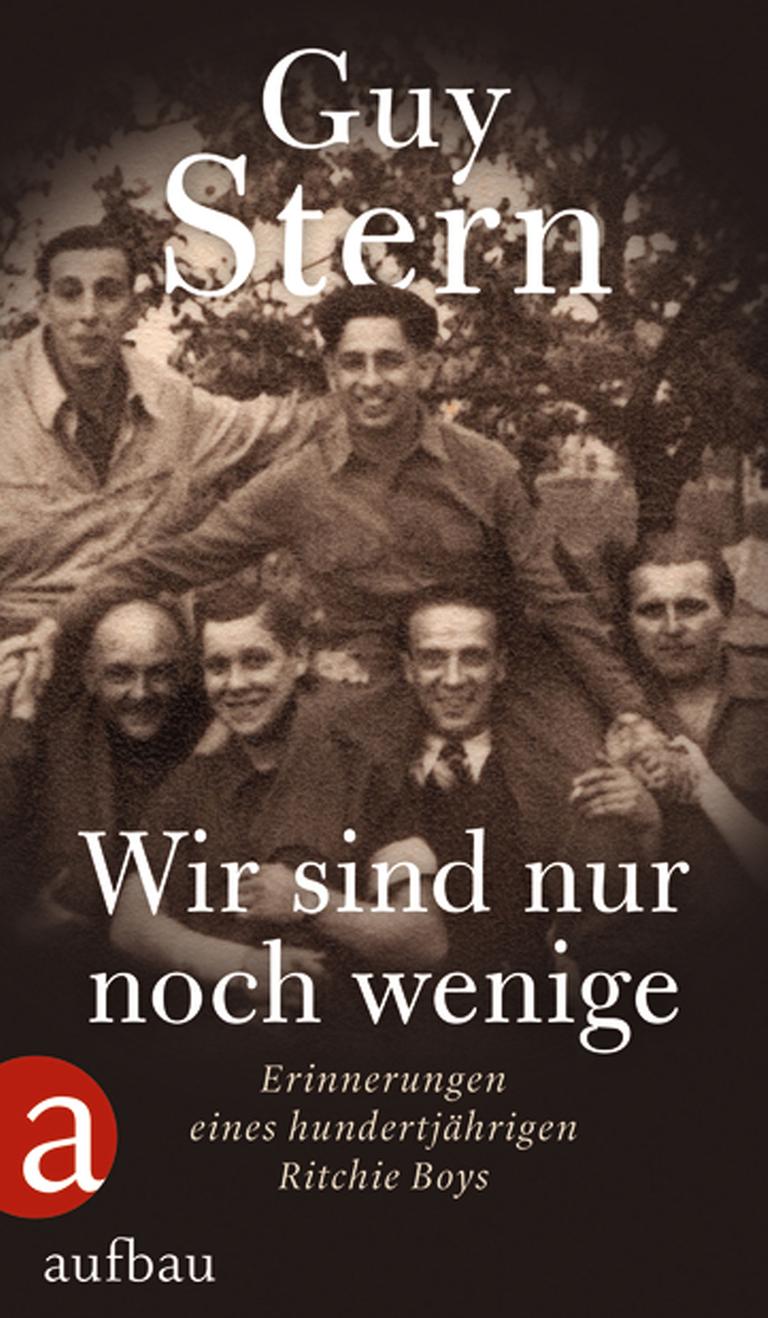 Cover der Autobiografie "Wir sind nur noch wenige" von Guy Stern. Das Cover zeigt ein sepiafarbenes historisches Foto einer gut gelaunt wirkenden Gruppe junger Männer. Daauf stehen in weißer Schrift Autor und Titel.