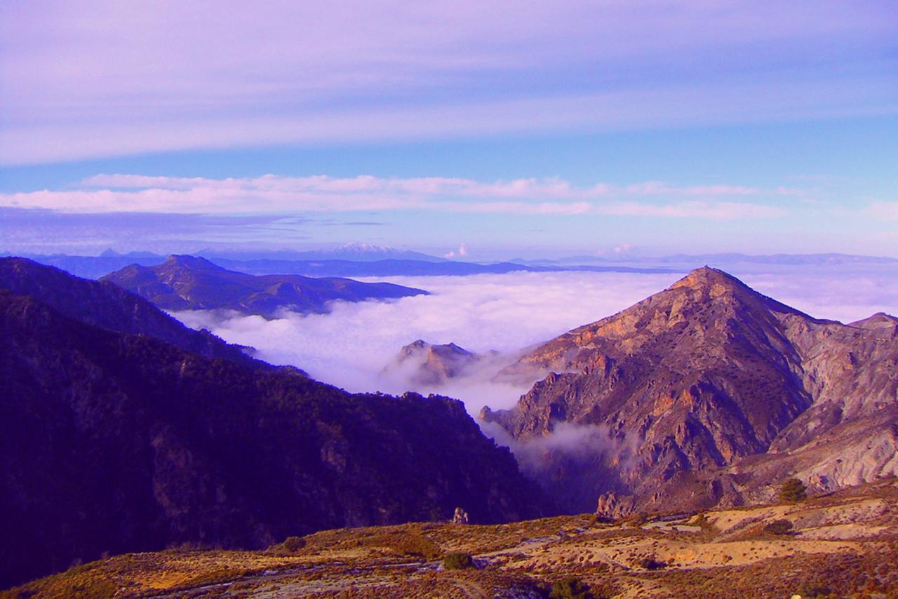 Berggipfel in der Sonne, die aus den Wolken hervorragen. Berggipfel in der Sonne, die aus den Wolken hervorragen.