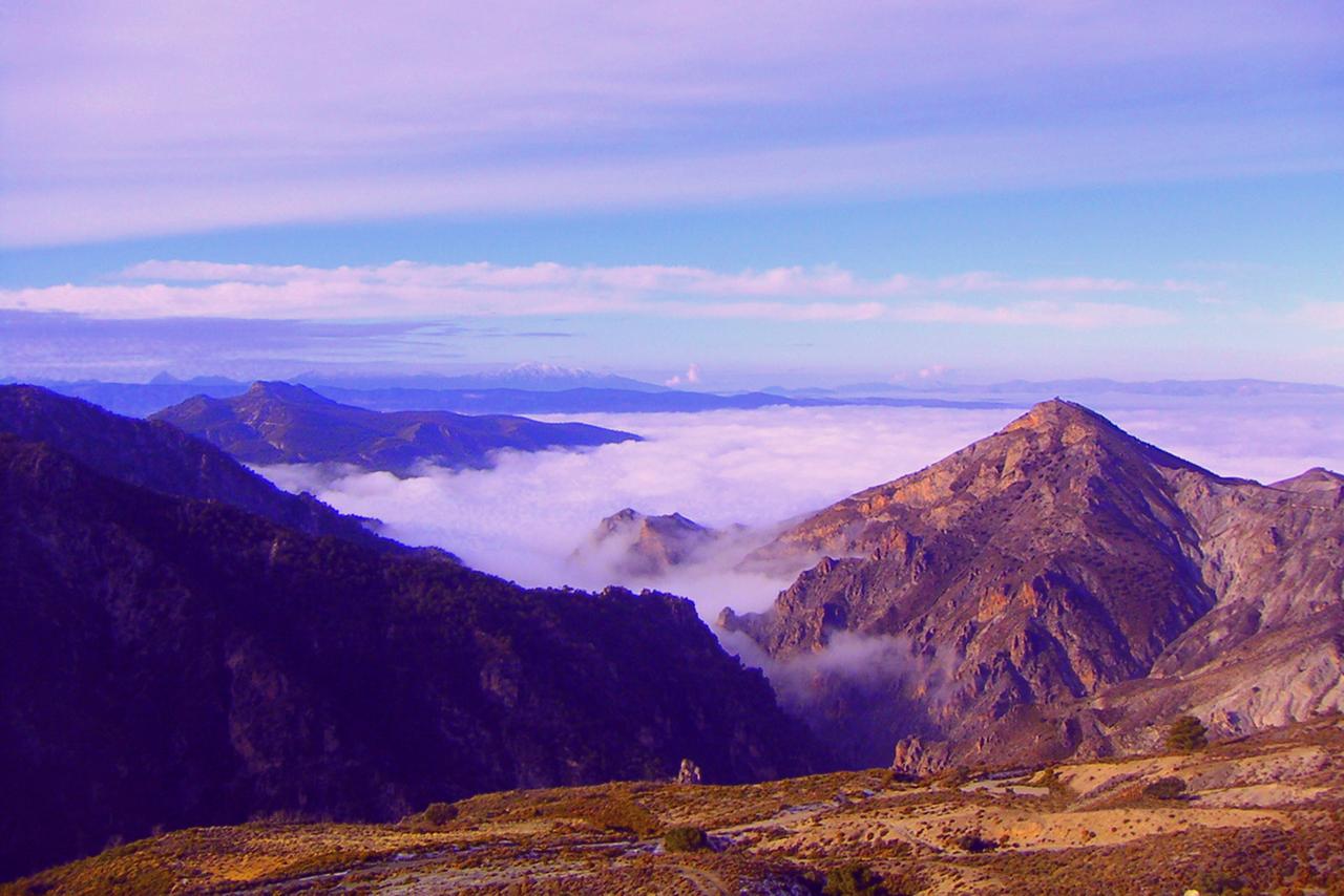 Berggipfel in der Sonne, die aus den Wolken hervorragen.