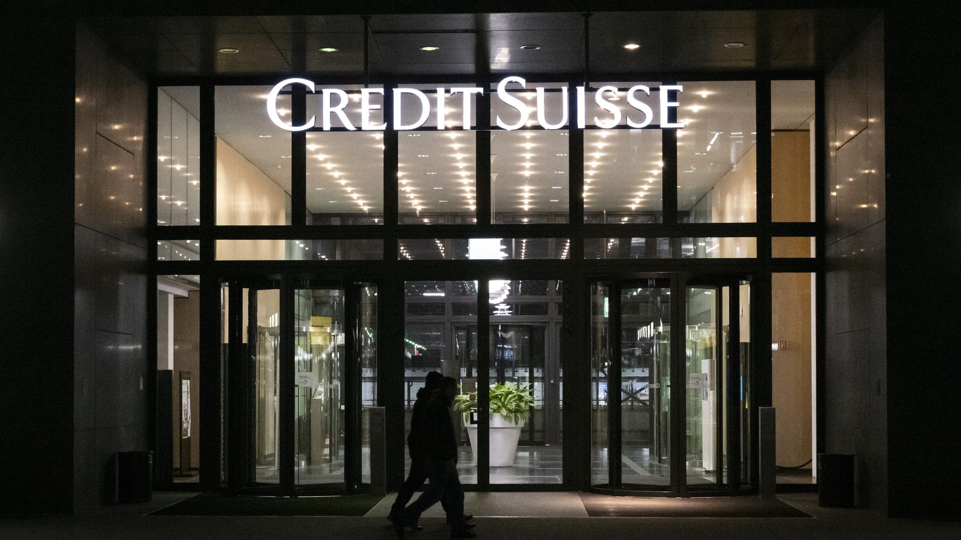 Der Eingang zu einem Gebäude der Schweizer Großbank Credit Suisse in Zürich-Oerlikon