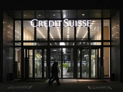 Der Eingang zu einem Gebäude der Schweizer Großbank Credit Suisse in Zürich-Oerlikon 