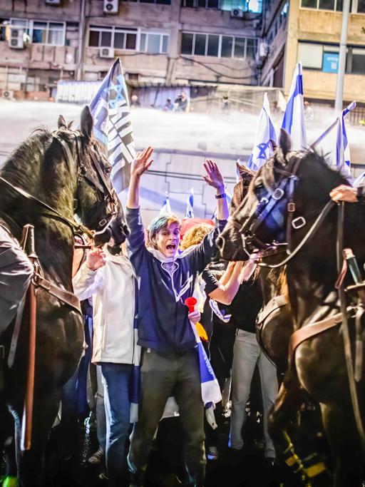 Protest gegen die Justizreform in Israel: Demonstrierende und berittene Polizisten am 25. März in Tel Aviv