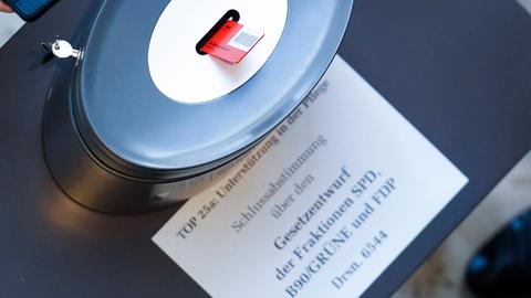 Foto der namentlichen Abstimmung zum Gesetzentwurf der Ampel zur Unterstuetzung der Pflege bei der 107. Sitzung des Deutschen Bundestag. Hier mit einer roten Karte und damit einem nein zur Zustimmung.
