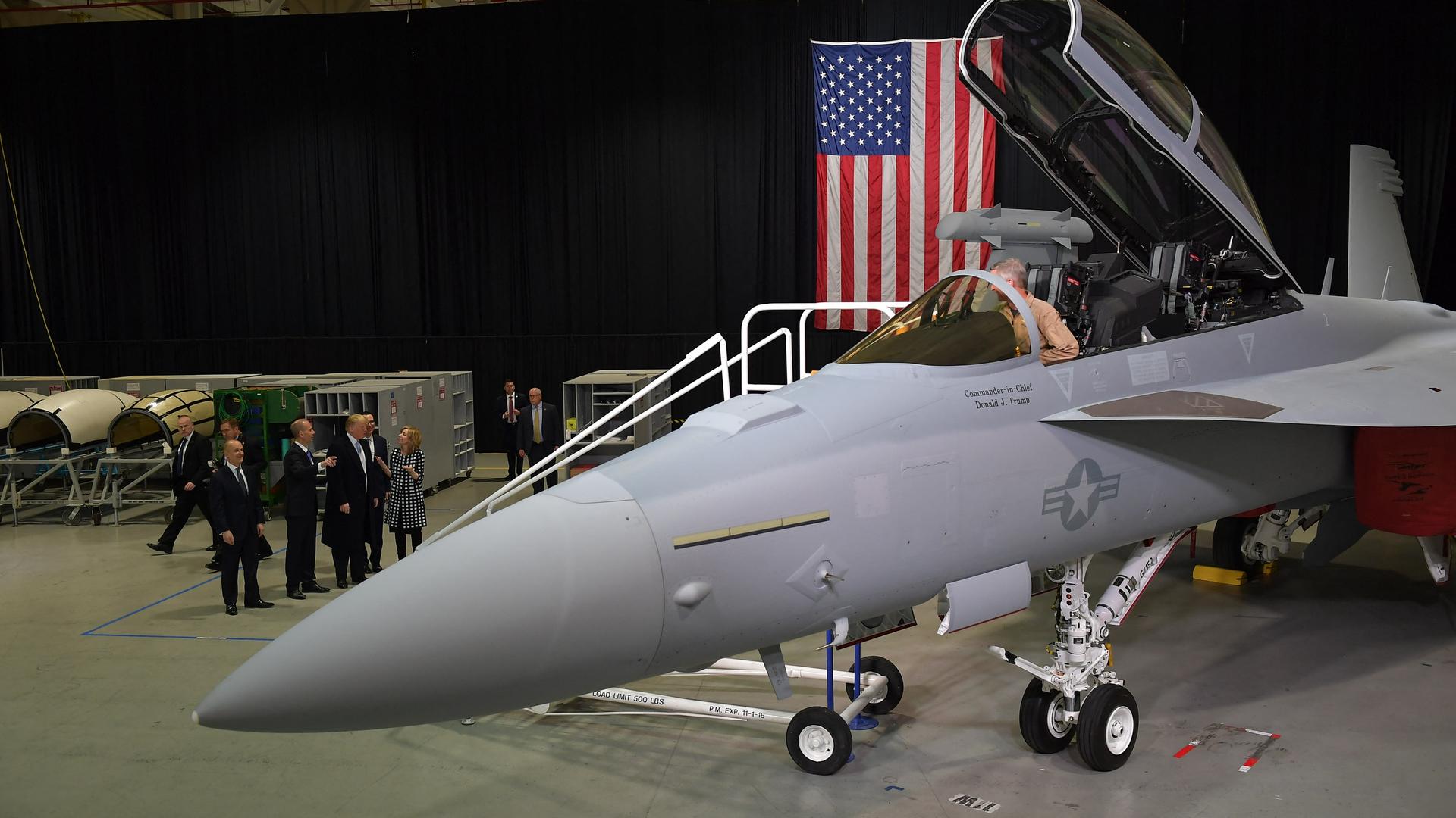 Das EA-18 Growler Kampfflugzeug steht in einer Halle