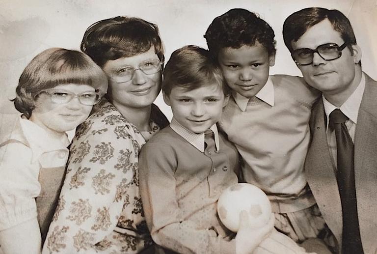 Ein Familienfoto mit Mutter, Vater und drie Kindern. Alle sind weiß, nur ein Sohn hat eine drunkle Hautfarbe. Ein Familienfoto mit Mutter, Vater und drie Kindern. Alle sind weiß, nur ein Sohn hat eine drunkle Hautfarbe.
