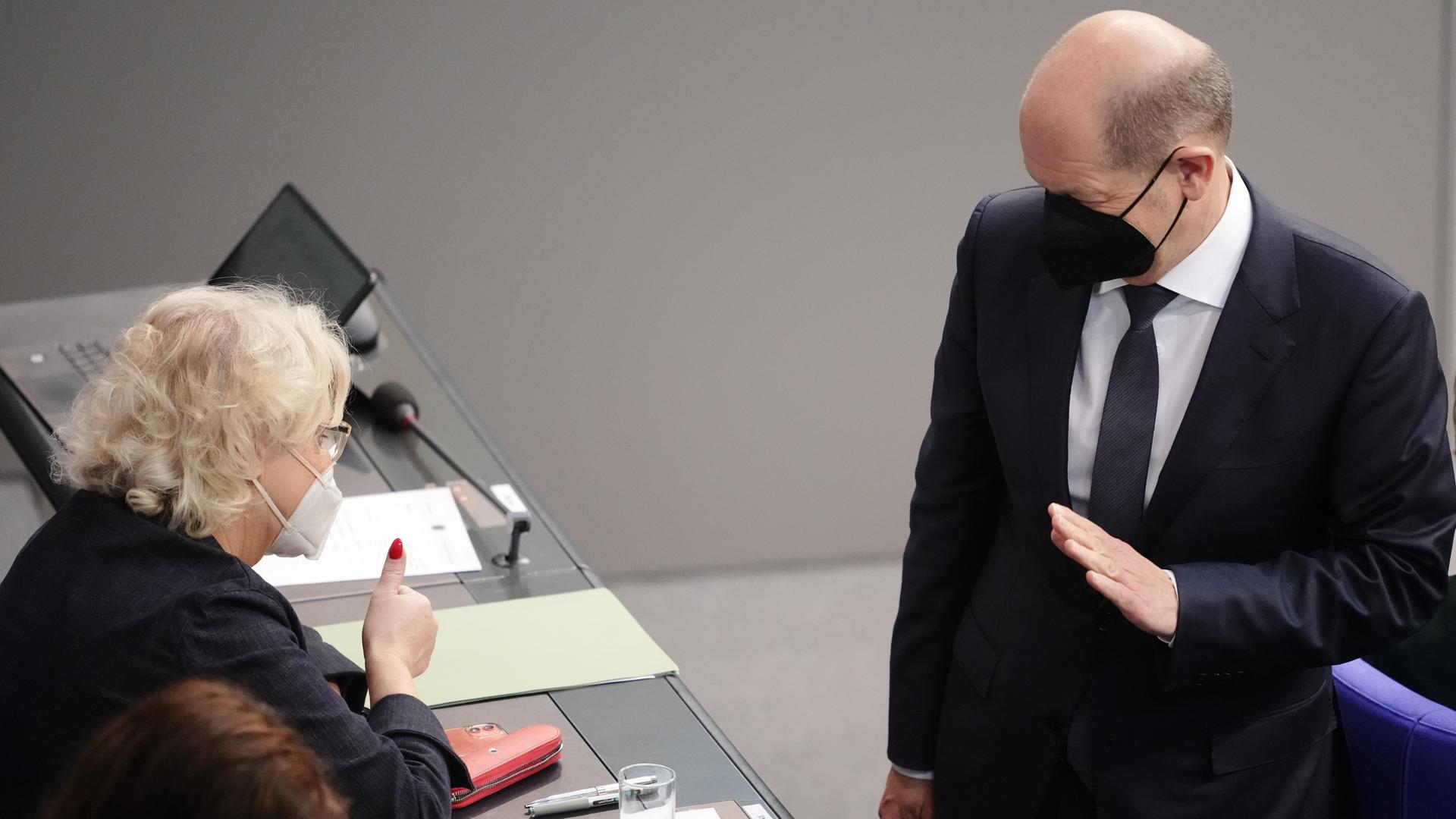 Verteidigungsministerin Christine Lambrecht und Olaf Scholz im Bundestag
