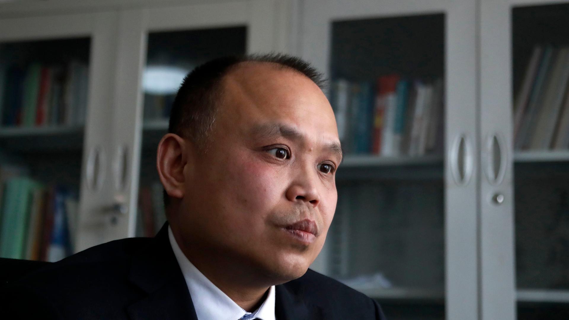 Der chinesische Menschenrechtler Yu Wensheng bei einem Interview. Der chinesische Menschenrechtler Yu Wensheng bei einem Interview.