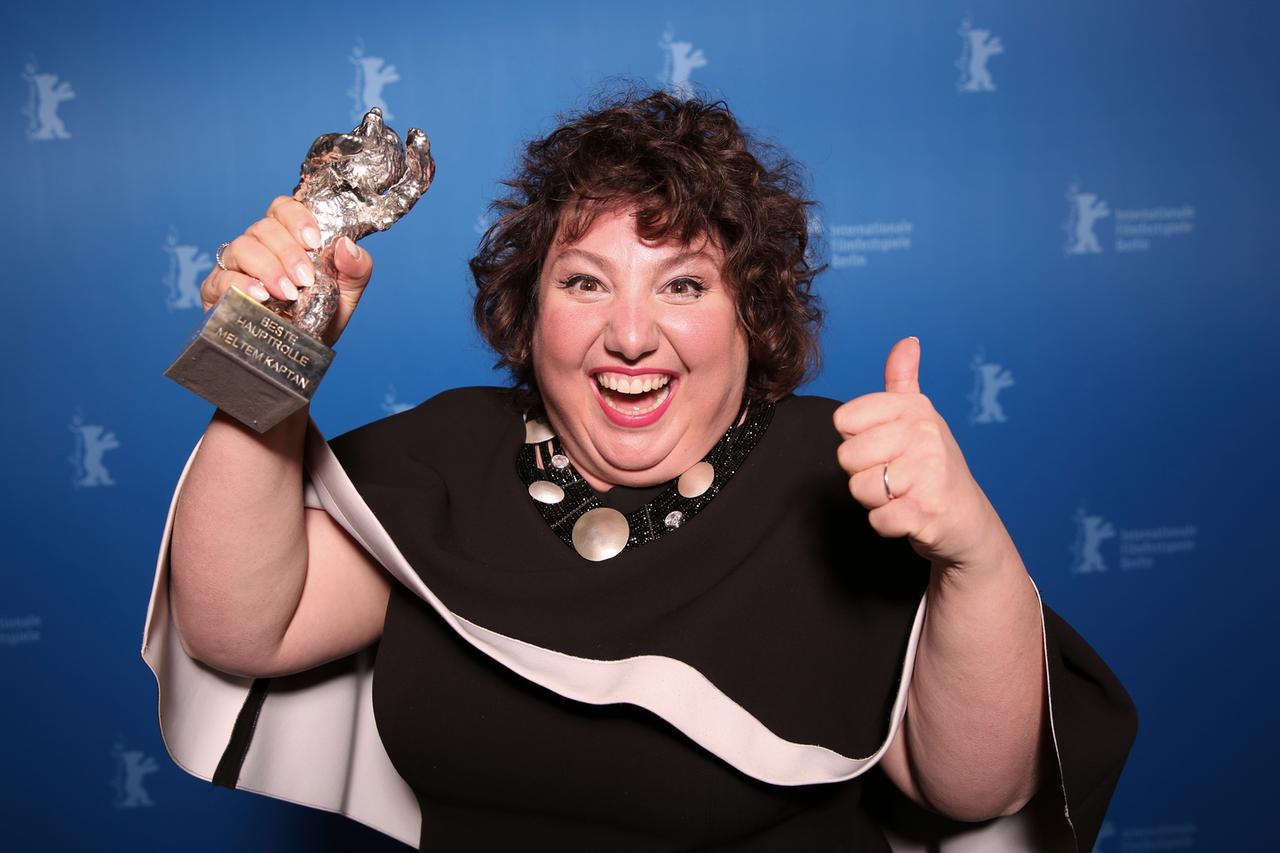 Die Schauspielerin Meltem Kaptan gewinnt einen Silbernen Bären bei der Berlinale Die Schauspielerin Meltem Kaptan gewinnt einen Silbernen Bären bei der Berlinale