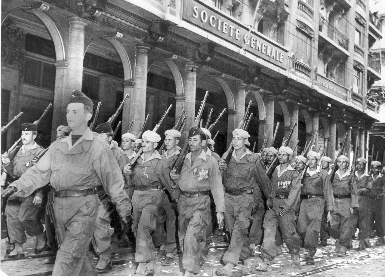 Eine Einheit der Harkas, von den Franzosen rekrutierte Muslime für den Kampf gegen die algerischen Rebellen, marschiert 1957 durch eine Straße in Algier. Eine Einheit der Harkas, von den Franzosen rekrutierte Muslime für den Kampf gegen die algerischen Rebellen, marschiert 1957 durch eine Straße in Algier.