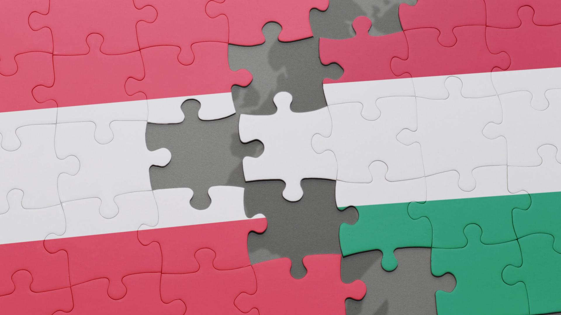 Blick auf ein Puzzle mit den Nationalflaggen von Österreich und Ungarn, die miteinander verbunden werden können. Blick auf ein Puzzle mit den Nationalflaggen von Österreich und Ungarn, die miteinander verbunden werden können.