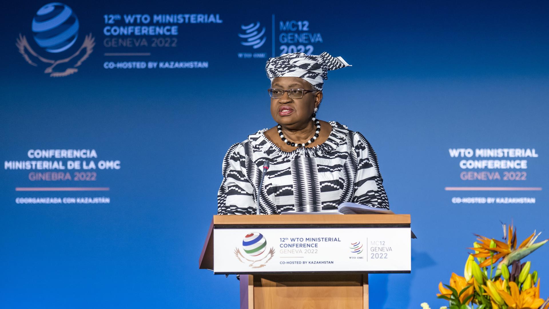 Ngozi Okonjo-Iweala, Generaldirektorin der Welthandelsorganisation (WTO), spricht am Rednerpult zur Eröffnung der WTO-Konferenz 2022 in Genf Ngozi Okonjo-Iweala, Generaldirektorin der Welthandelsorganisation (WTO), spricht am Rednerpult zur Eröffnung der WTO-Konferenz 2022 in Genf