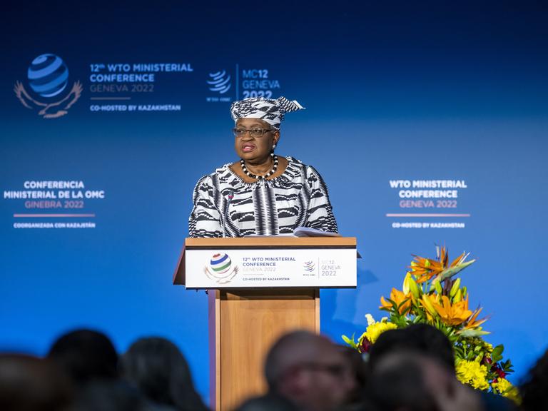 Ngozi Okonjo-Iweala, Generaldirektorin der Welthandelsorganisation (WTO), spricht am Rednerpult zur Eröffnung der WTO-Konferenz 2022 in Genf