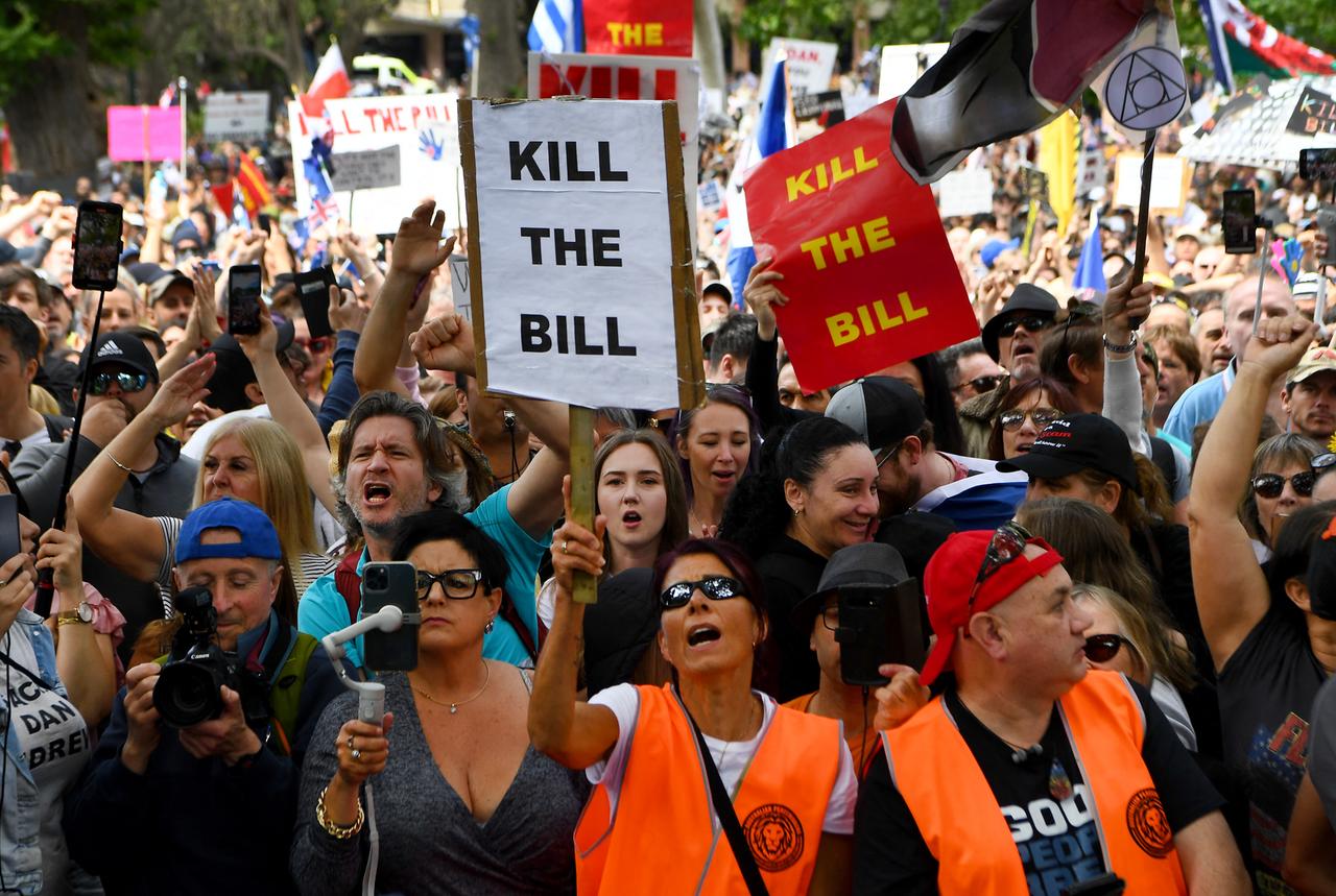Menschen demonstrieren in Melbourne gegen Corona-Schutzmaßnahmen. Aufnahme vom 20.11.2021. Menschen demonstrieren in Melbourne gegen Corona-Schutzmaßnahmen. Aufnahme vom 20.11.2021.