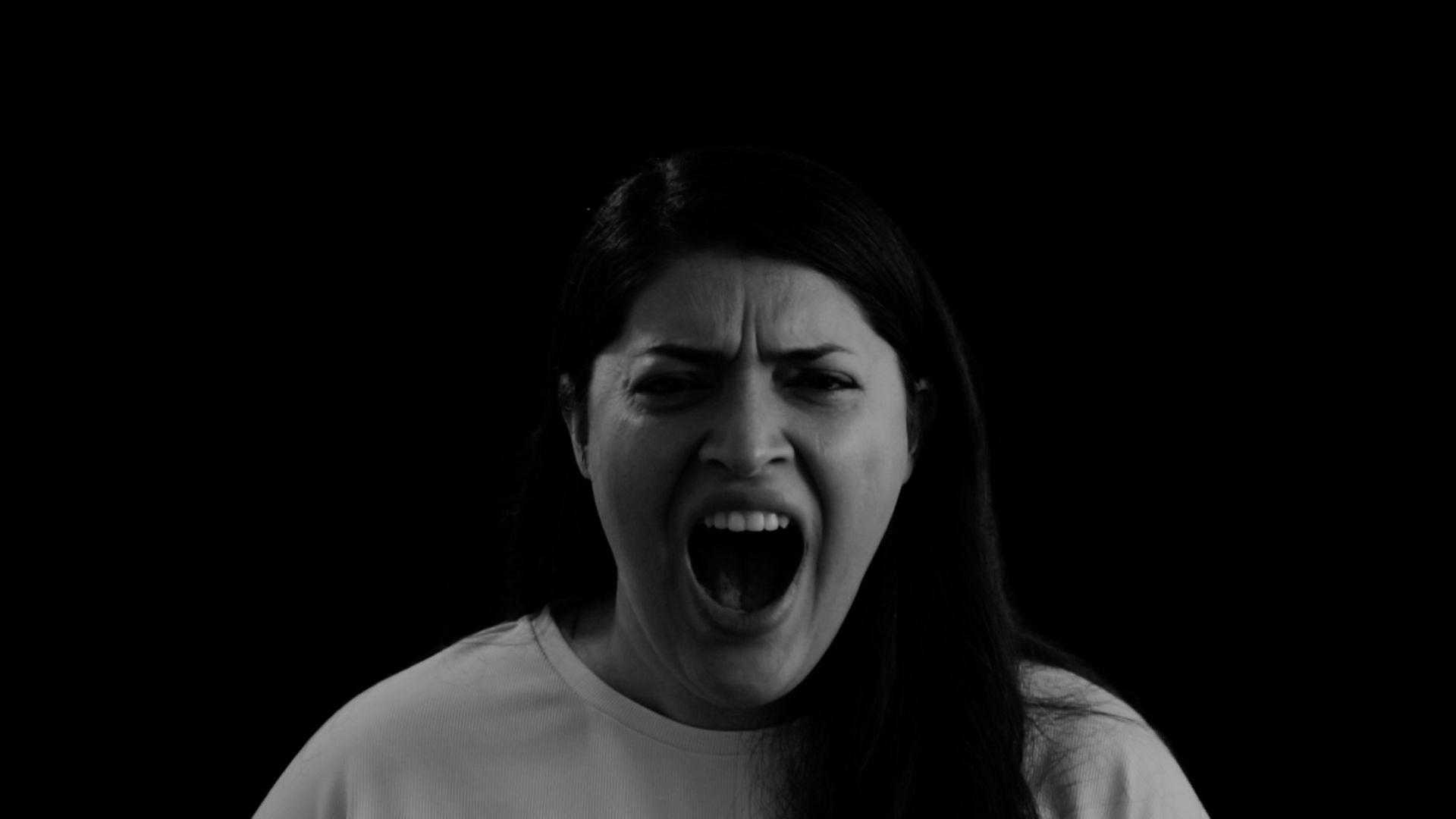 Sara Nabil schreit in Richtung des Betrachters. Sara Nabil schreit in Richtung des Betrachters.