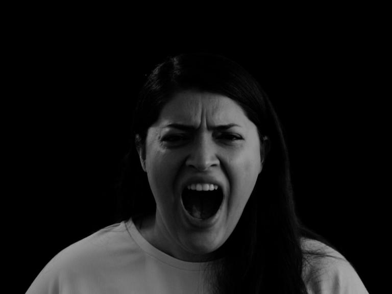 Sara Nabil schreit in Richtung des Betrachters.