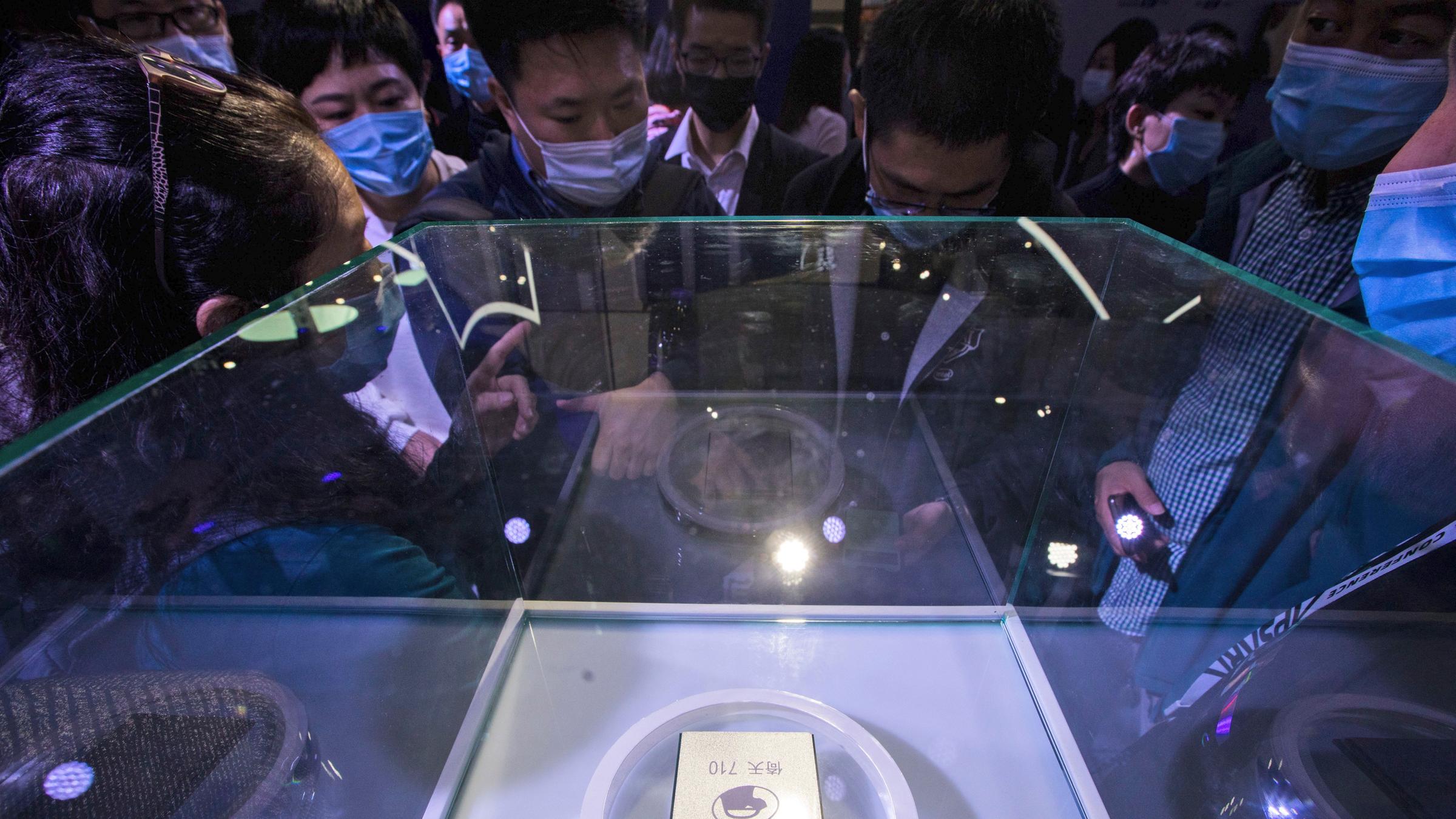 Besucher betrachten den ARM-structure server processor Yitian 710. China will eine eigenständoge "Technology superpower" werden \(Chinatopix via AP\)