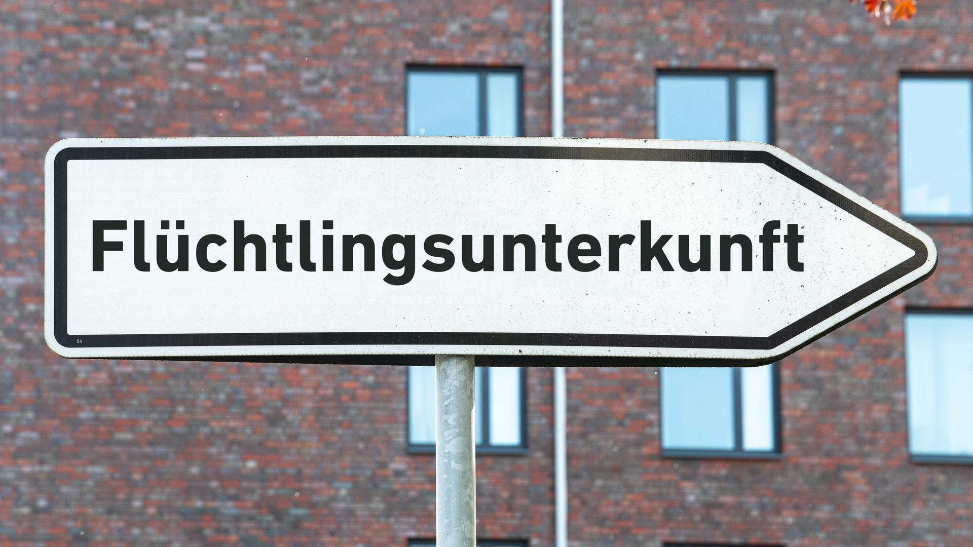 Symbolisches Hinweisschild Flüchtlingsunterkunft Symbolisches Hinweisschild Flüchtlingsunterkunft