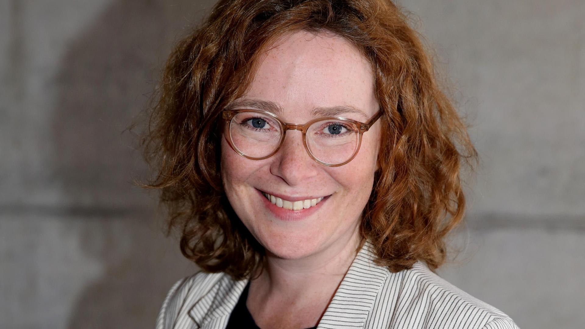 Porträt von Anna Luise Kiss, Rektorin der Hochschule für Schauspielkunst Ernst Busch in Berlin. Porträt von Anna Luise Kiss, Rektorin der Hochschule für Schauspielkunst Ernst Busch in Berlin.