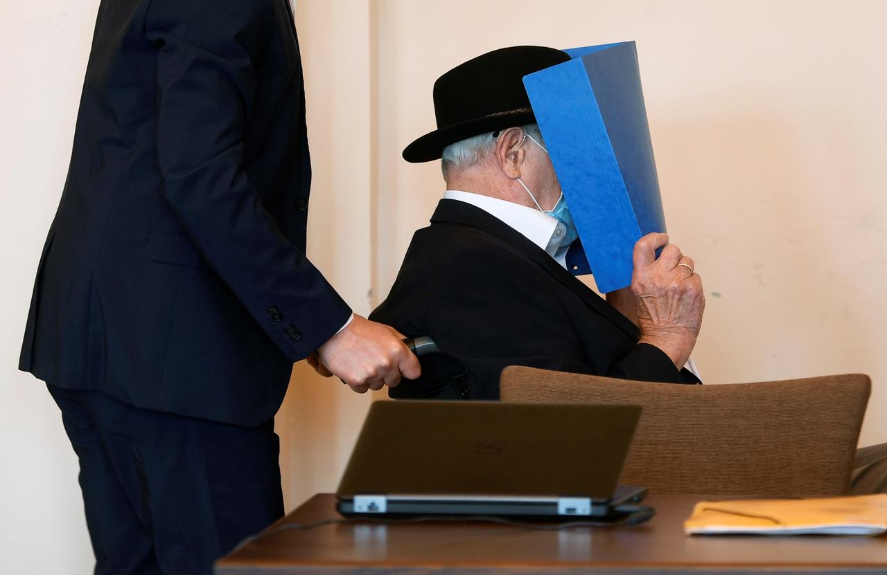 Der zum Aufnahmezeitpunkt 93 Jahre alte Bruno D. wird in den Gerichtssaal in Hamburg geschoben. Der Vorwurf: Der ehemalige SS-Wachmann des Konzentrationslagers Stutthof bei Danzig soll Beihilfe zum Mord an tausenden Menschen begangen haben (aufgenommen am 23.07.2020). Der zum Aufnahmezeitpunkt 93 Jahre alte Bruno D. wird in den Gerichtssaal in Hamburg geschoben. Der Vorwurf: Der ehemalige SS-Wachmann des Konzentrationslagers Stutthof bei Danzig soll Beihilfe zum Mord an tausenden Menschen begangen haben (aufgenommen am 23.07.2020).