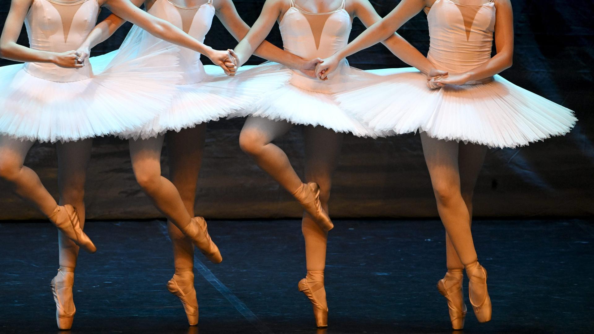 Ballettänzerinnen bei einer Schwanensee-Aufführung.