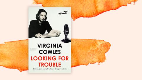 Das Cover des Buches von Virginia Cowles, "Looking for Trouble. Berichte einer unerschrockenen Kriegsreporterin" auf orange-weißem Grund. Es zeigt eine Foto einer Frau, die am Tisch ein Blatt studiert. Auf dem Tisch steht ein Mikrofon, auf dem die Buchstaben "BBC" stehen. Im Hintergrund sind Kampfflugzeuge zu sehen.