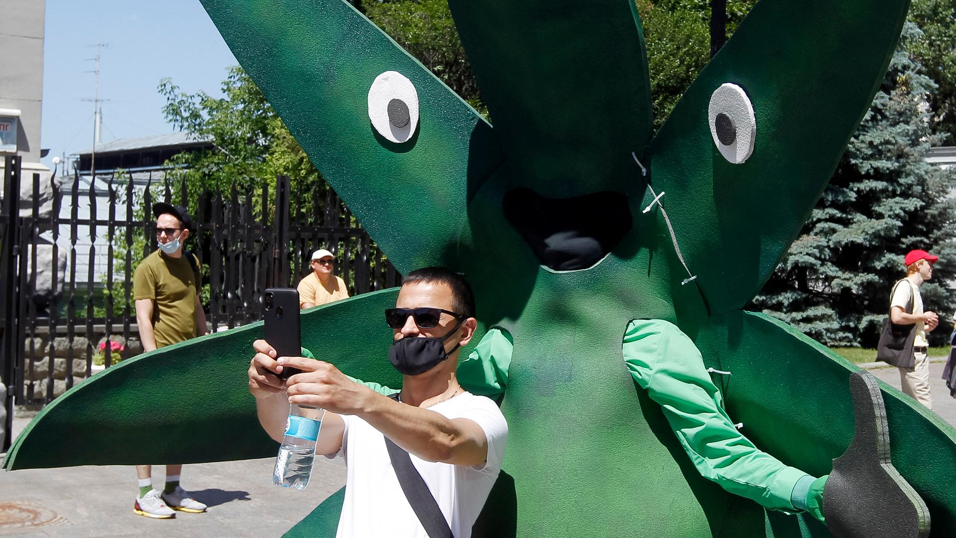 Demonstranten nehmen 2020 in Kiew an einer Aktion für die Legalisierung von Cannabis teil Demonstranten nehmen 2020 in Kiew an einer Aktion für die Legalisierung von Cannabis teil