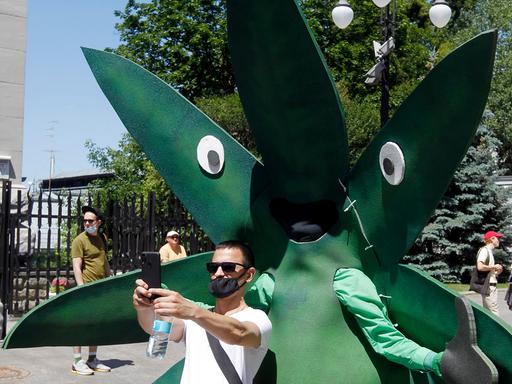 Demonstranten nehmen 2020 in Kiew an einer Aktion für die Legalisierung von Cannabis teil 