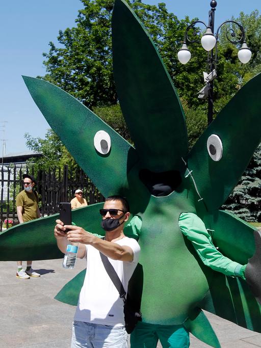 Demonstranten nehmen 2020 in Kiew an einer Aktion für die Legalisierung von Cannabis teil 