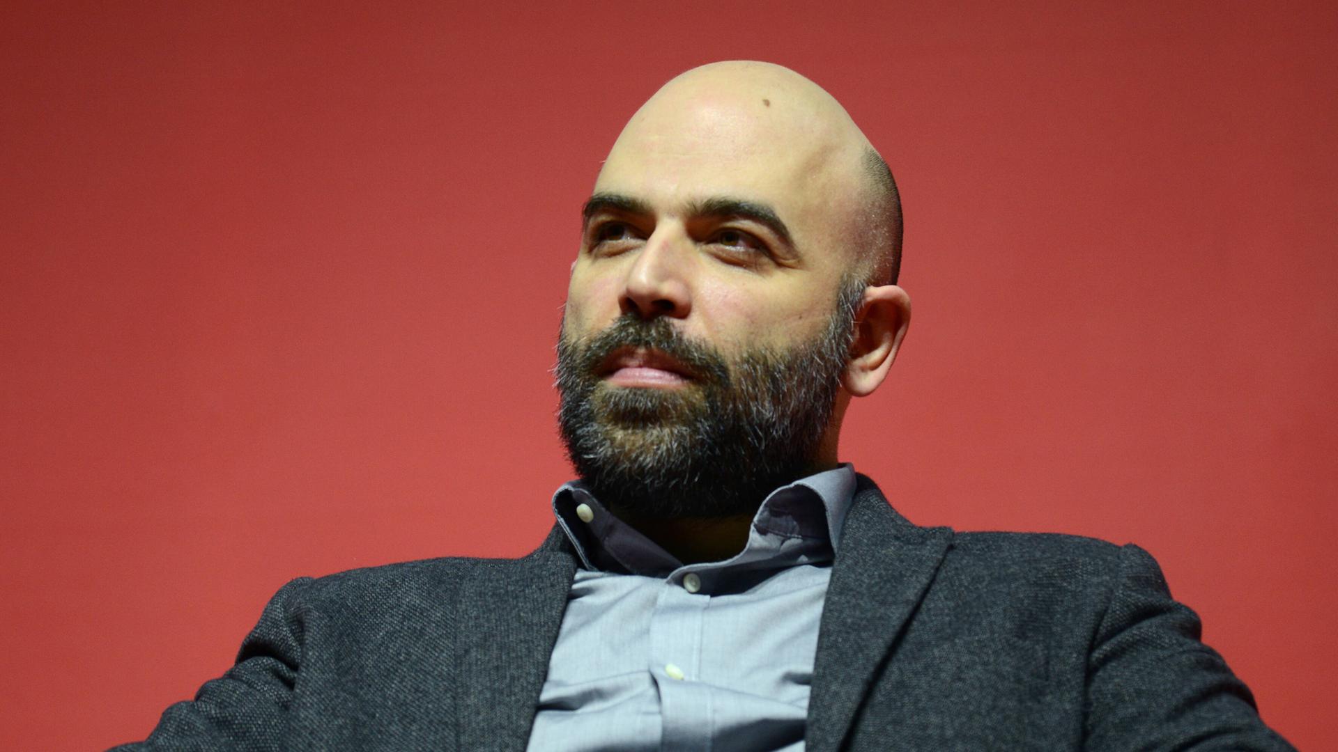 Der Schriftsteller Roberto Saviano mit Glatze und Vollbart schaut in die Kamera. Der Schriftsteller Roberto Saviano mit Glatze und Vollbart schaut in die Kamera.