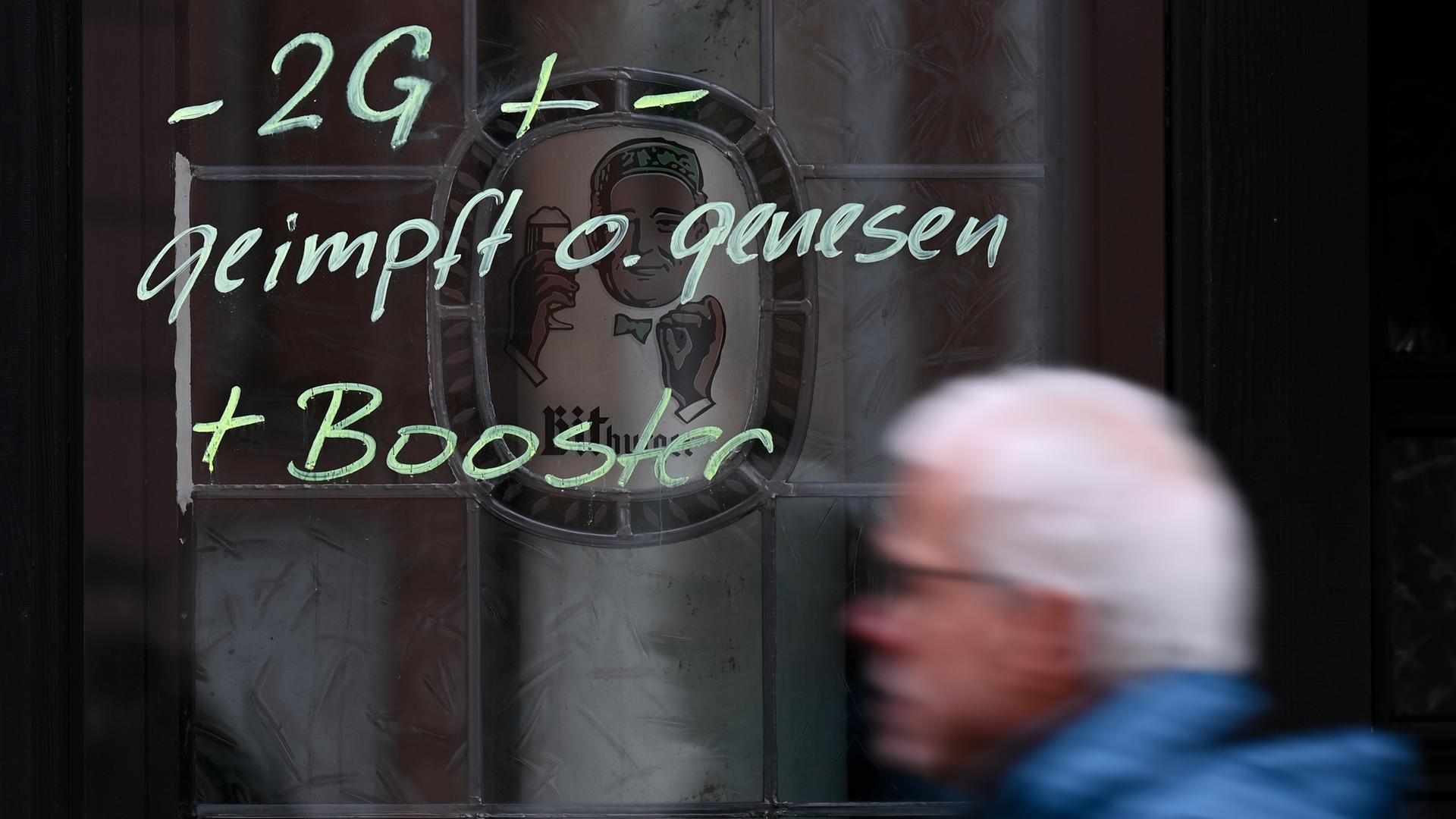 Am Fenster der Traditionskneipe "Zur Andau" in der Mainzer Innenstadt ist der Hinweis "-2G + - geimpft o. genesen + Booster" aufgemalt Am Fenster der Traditionskneipe "Zur Andau" in der Mainzer Innenstadt ist der Hinweis "-2G + - geimpft o. genesen + Booster" aufgemalt