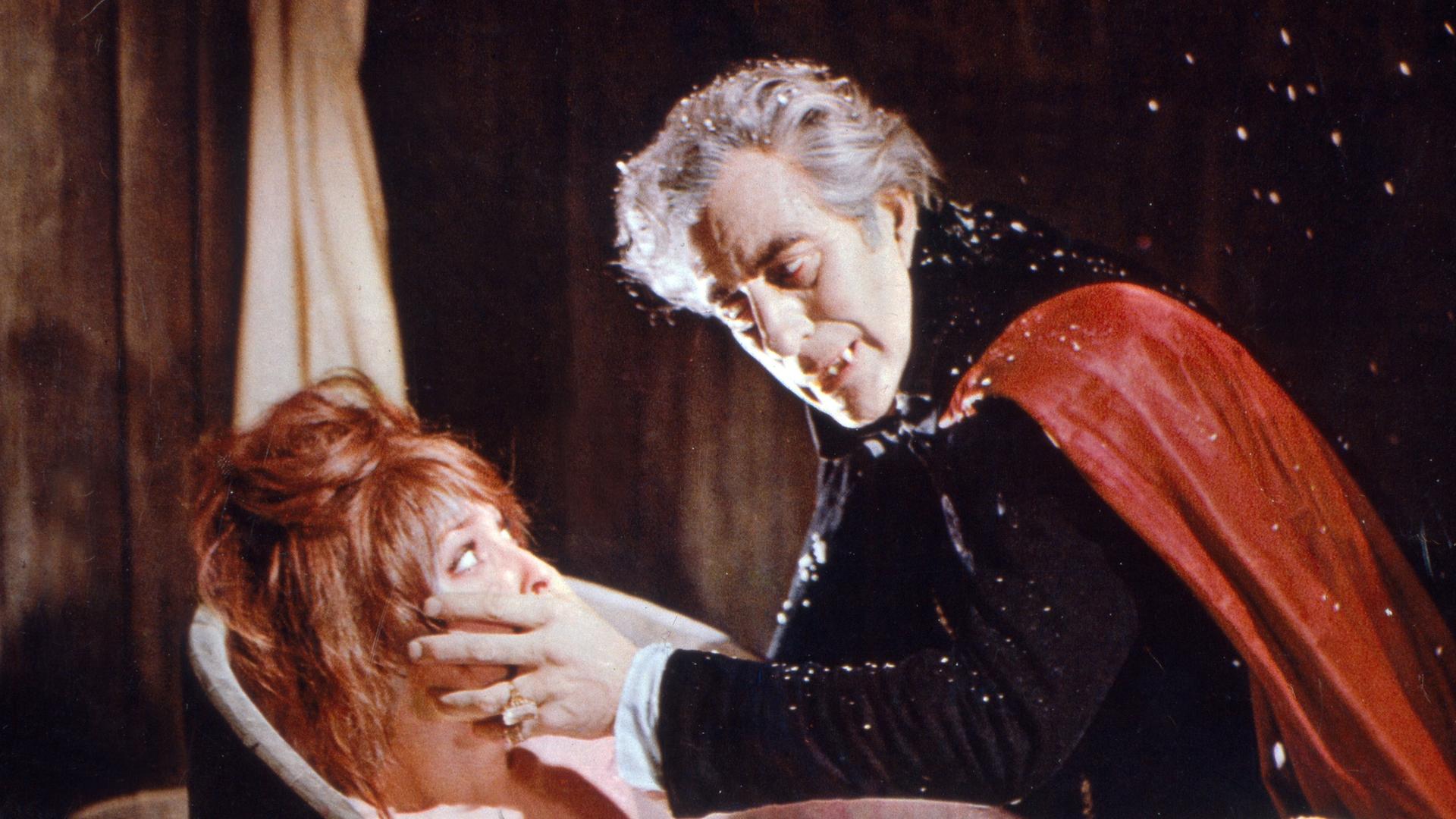 Szene au dem Film von Roman Polanski "Tanz der Vampire", in der Dracula (Ferdy Maine) über eine junge Frau (Sahron Tate) in der Badewanne herfällt.
