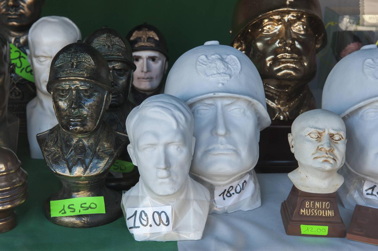 Minibüsten von Hitler und Mussoliniköpfen im Schaufenster. Minibüsten von Hitler und Mussoliniköpfen im Schaufenster.