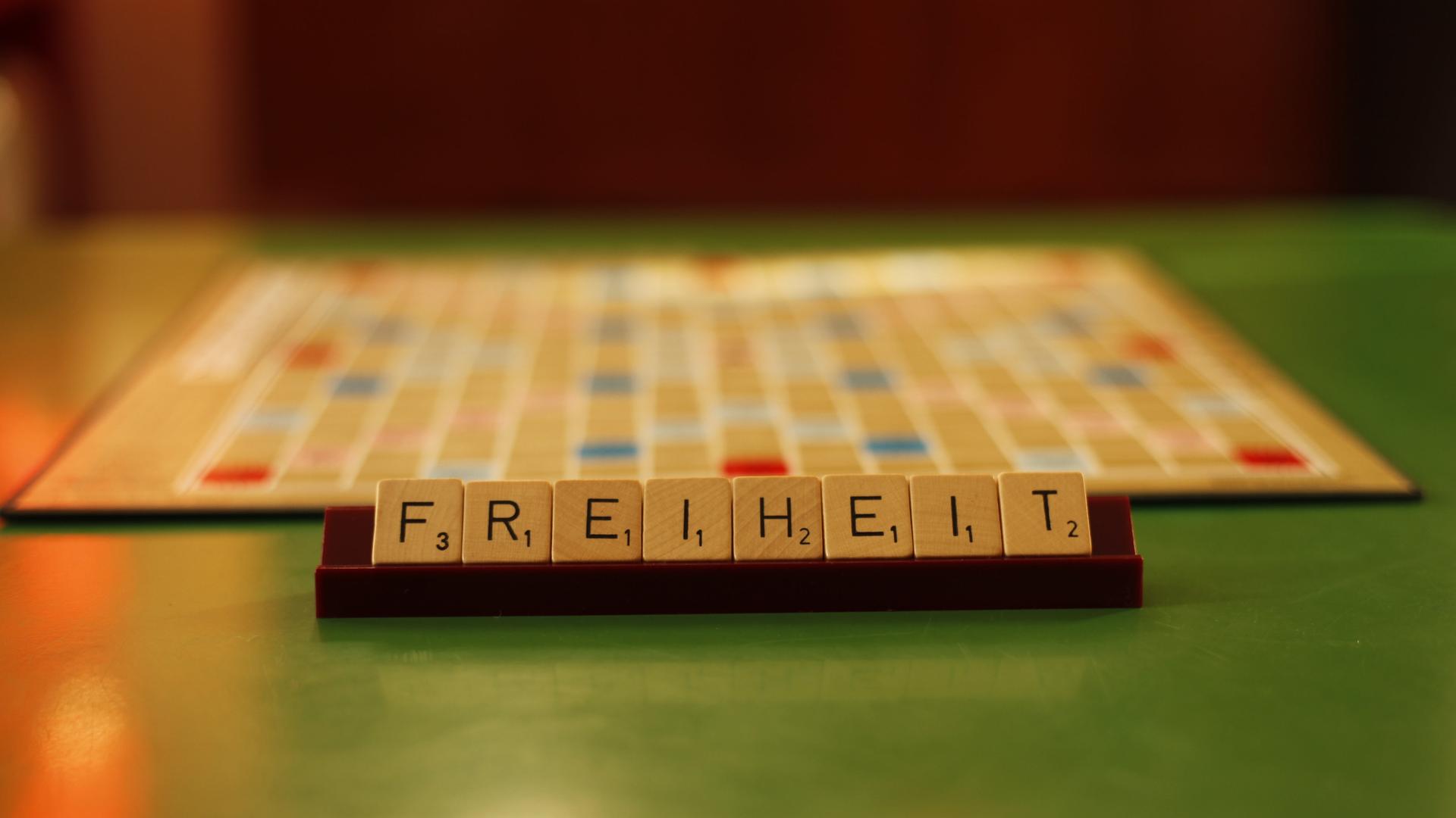 Das Wort "Freiheit" ist mit den Spielsteinen bei dem Spiel Scrabble gelegt.