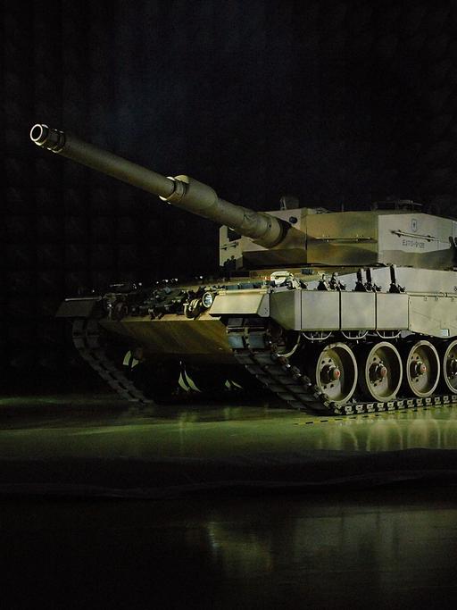 Ein Panzer vom Typ Leopard 2A4 steht in einer großen Lagerhalle, München 2007.