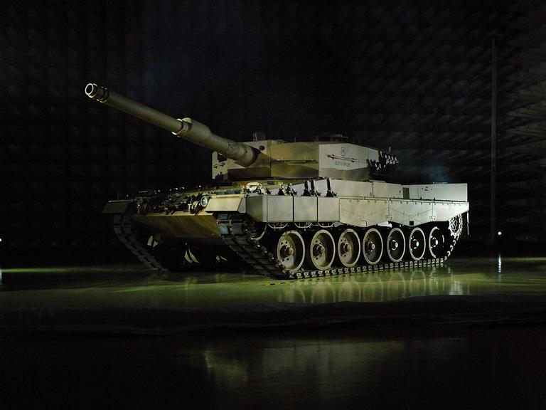 Ein Panzer vom Typ Leopard 2A4 steht in einer großen Lagerhalle, München 2007.