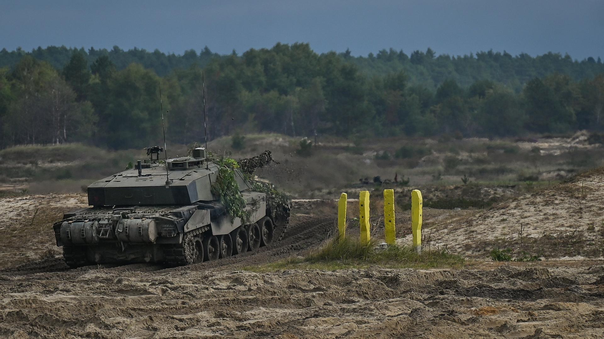Britische Challenger 2 Panzer bei einer Übung im polnischen Nova Deba im September 2022
