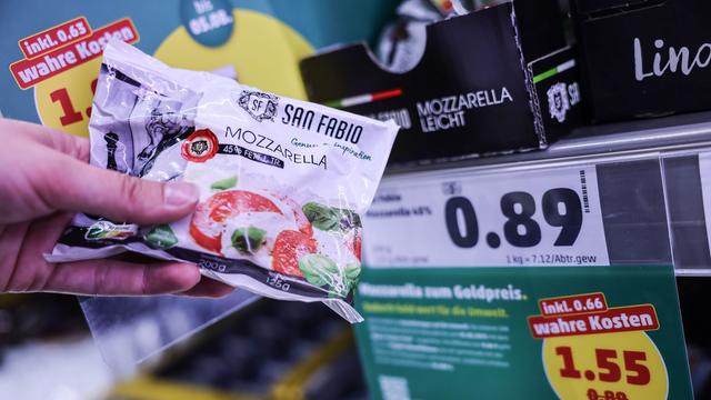 Köln: Zwei Preisschilder hängen im Kühlregal in einem Penny-Markt vor einem Karton mit Mozzarella. Köln: Zwei Preisschilder hängen im Kühlregal in einem Penny-Markt vor einem Karton mit Mozzarella.
