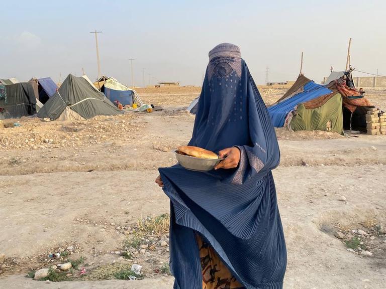 Eine Frau mit einer Burka in Kabul, Afghanistan.