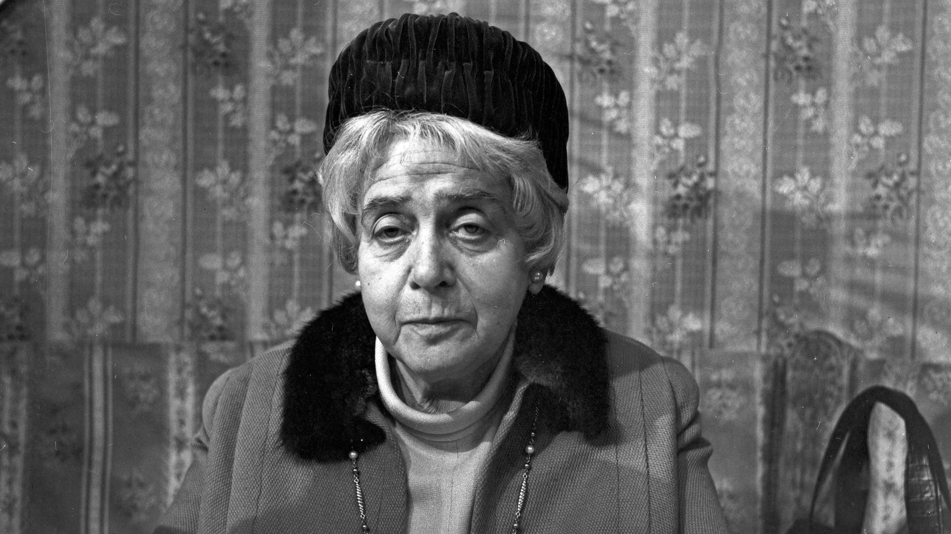 Therese Giehse 1967 im Fernsehfilm "Frank V. - Die Oper einer Privatbank" unter der Regie von Friedrich Dürrenmatt. Therese Giehse 1967 im Fernsehfilm "Frank V. - Die Oper einer Privatbank" unter der Regie von Friedrich Dürrenmatt.