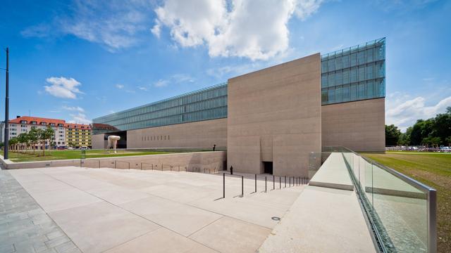 Staatliches Museum Ägyptischer Kunst in München: Ein modernes Gebäude aus hellem Stein und viel Glas