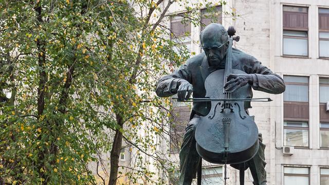 Das Moskauer Bronzedenkmal zeigt Mstislav Rostropovich Cello spielend auf einem großen Sockel.