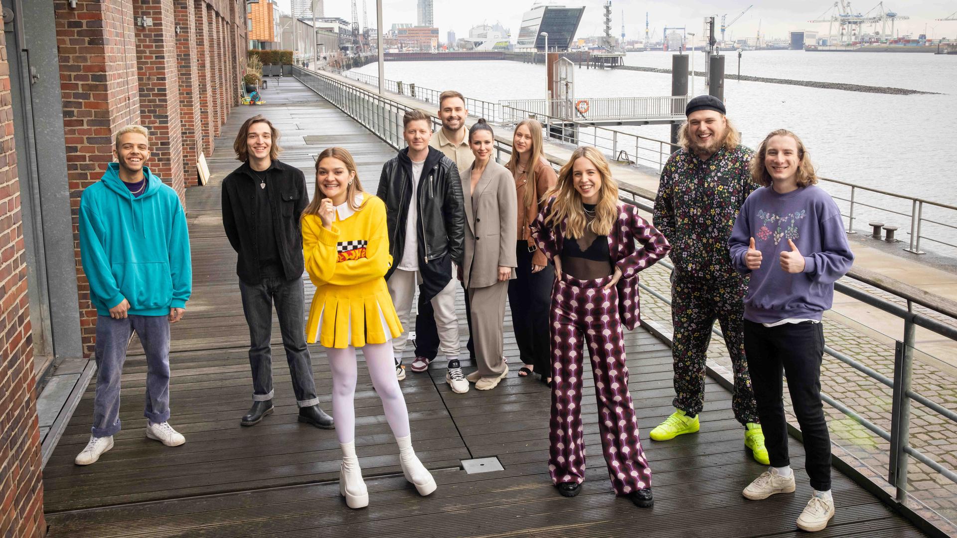 Auf dem Bild sind die sechs Acts für den deutschen Vorentscheid des ESC zu sehen. Sie lächeln in die Kamera. Auf dem Bild sind die sechs Acts für den deutschen Vorentscheid des ESC zu sehen. Sie lächeln in die Kamera.
