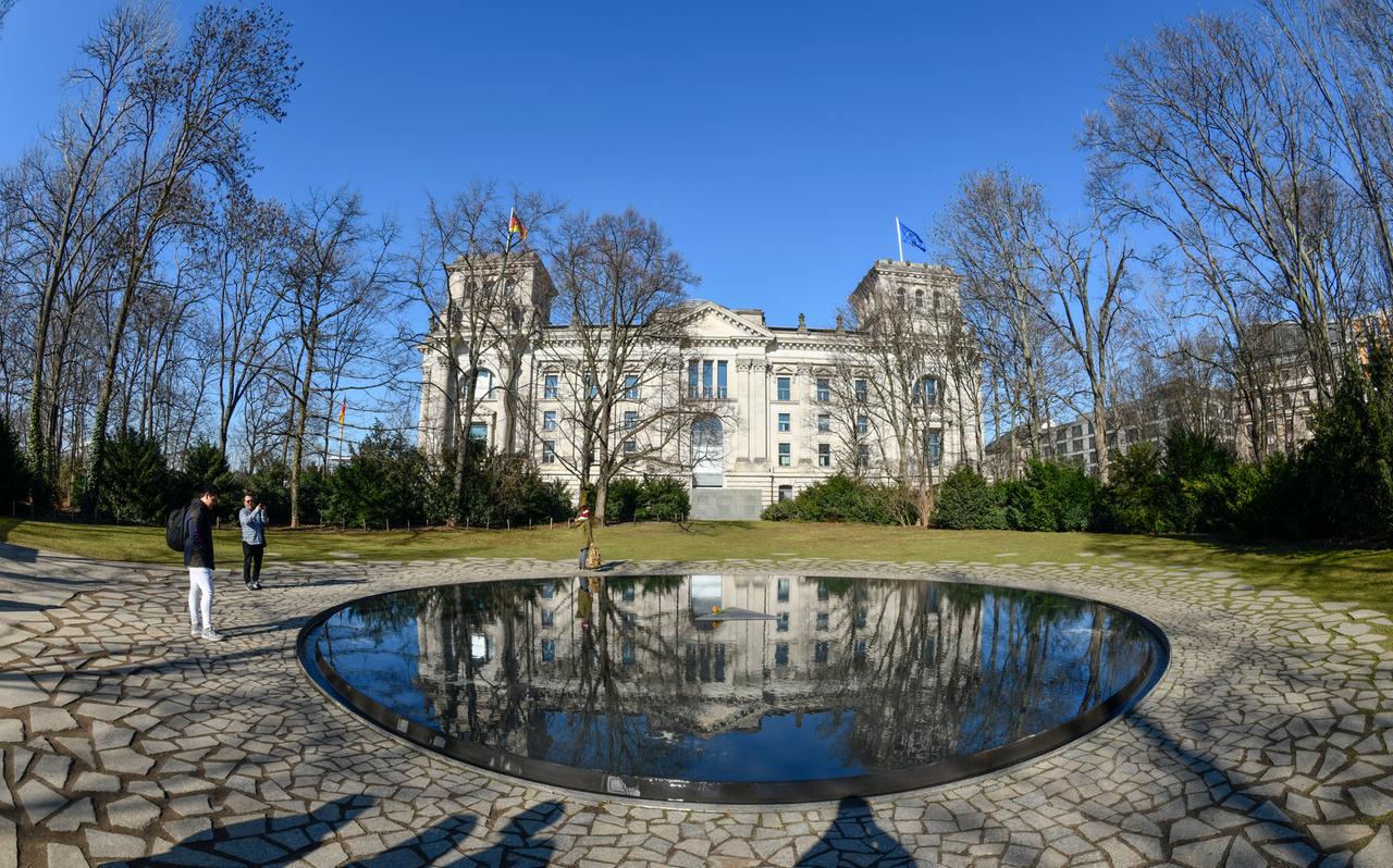 Das Mahnmal zeigt ein Wasserbecken im Tiergarten. Im Hintergrund ist der Bundestag zu sehen. Das Mahnmal zeigt ein Wasserbecken im Tiergarten. Im Hintergrund ist der Bundestag zu sehen.