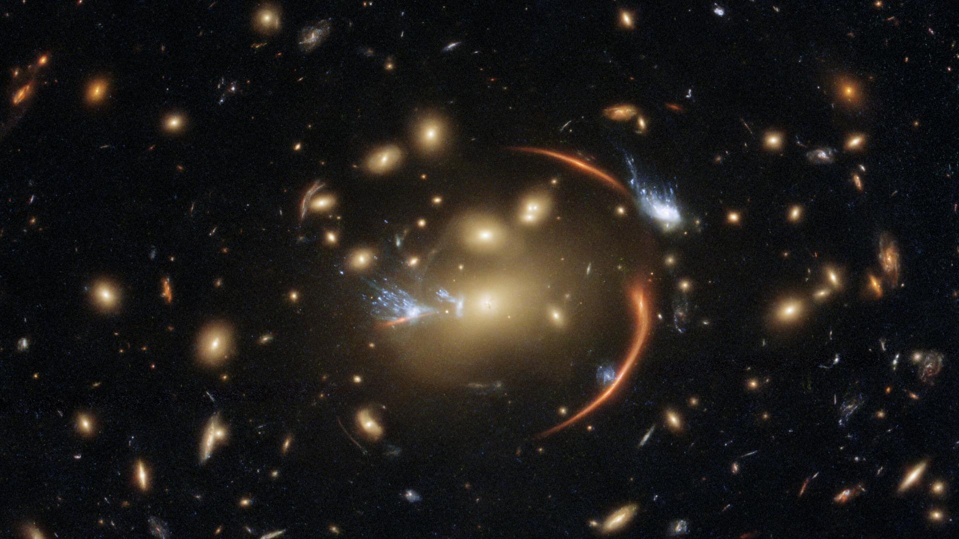 Die „Macht“, die Dunkle Energie, beeinflusst sicher auch den Galaxienhaufen MACSJ0138.0-2155 und die weit dahinter liegenden Galaxien Die „Macht“, die Dunkle Energie, beeinflusst sicher auch den Galaxienhaufen MACSJ0138.0-2155 und die weit dahinter liegenden Galaxien