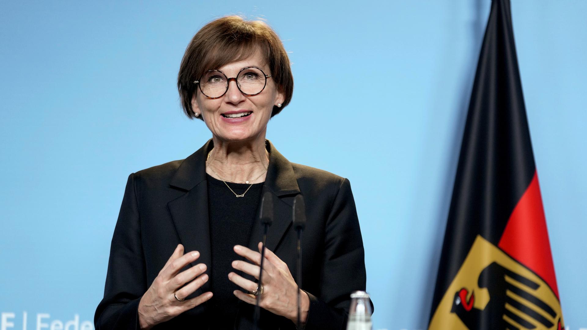 Wissenschafts- und Bildungsministerin Bettina Stark-Watzinger (FDP) spricht zu den Medien bei einer Pressekonferenz zum Wissenschaftsjahr 2022. Wissenschafts- und Bildungsministerin Bettina Stark-Watzinger (FDP) spricht zu den Medien bei einer Pressekonferenz zum Wissenschaftsjahr 2022.