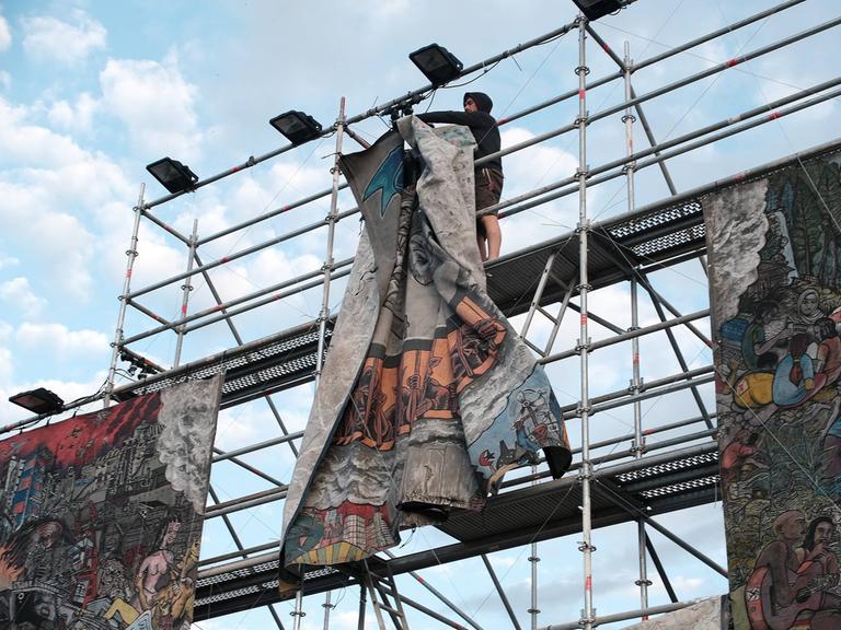 Das Gemälde des indonesischen Künstlerkollektivs Taring Padi auf der Documenta mit eindeutig antisemitischen Darstellungen wird abgehängt - am Schluss steht nur noch das leere Gerüst .